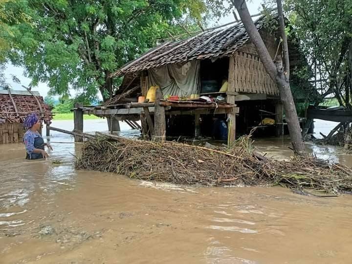 ဂန့်ဂေါနယ်မှာ ၂ ရက်ဆက်တိုက်မိုးရွာလို့ နေအိမ်နဲ့ပစ္စည်းတွေ ချောင်းထဲမျောပါ