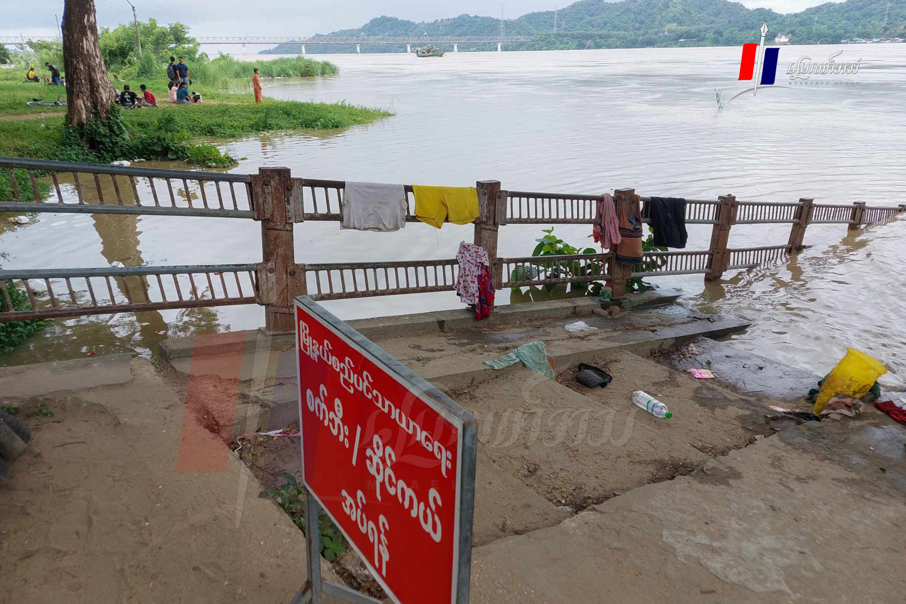 ပြည်မြို့မှာ မြစ်ရေအတက်ကြမ်းလို့ အနိမ့်ပိုင်းရပ်ကွက်နေသူတွေ ညတွင်းချင်းပြောင်းရွှေ့ရ