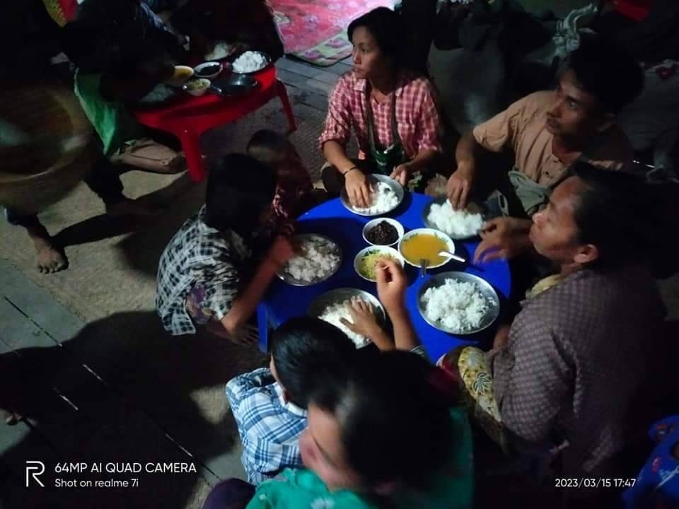 စစ်ရှောင်တွေကို လူငယ်အဖွဲ့တွေက အစာအာဟာရ ကျွေးမွေးစောင့်ရှောက်