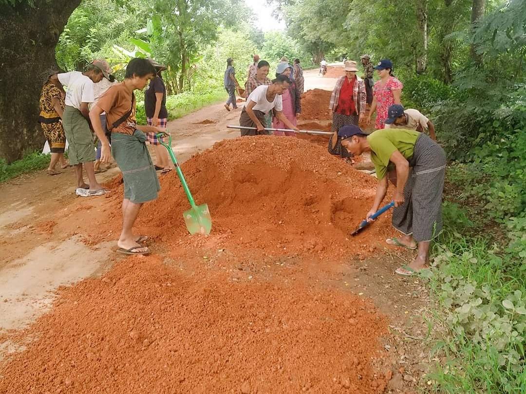 ပေါင်းတည်က ဒေသတွင်းအရေးပါတဲ့လမ်း ပျက်စီးနေလို့ ကိုယ်ထူကိုယ်ထ ပြုပြင်နေ