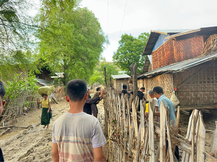 မုန်တိုင်းကြောင့် ပျက်စီးမှုရှိခဲ့တဲ့ ကျေးရွာကို PDF က ကူညီပြုပြင်