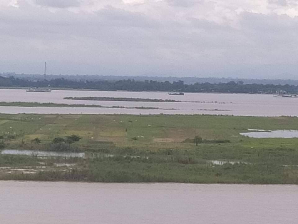 ဗန်းမော်ကိုဆန်တက်နေတဲ့ စစ်တပ်သင်္ဘောတွေက ပစ်ခတ်လို့ ဒေသခံ ၁ ဦးဒဏ်ရာရပြီး နေအိမ်တွေပျက်စီး