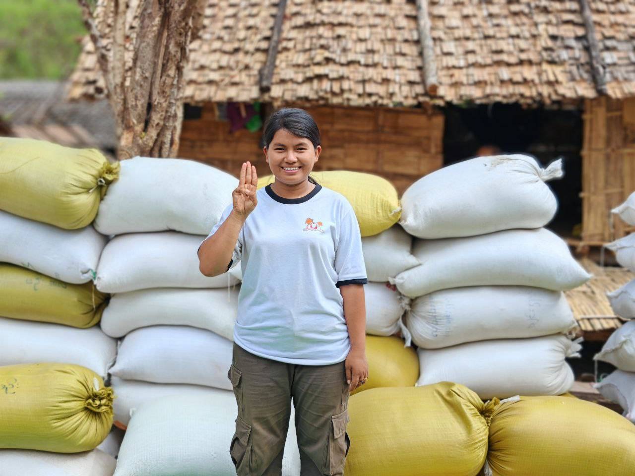 ပျူစောထီးကျေးရွာက ထွက်ပြေးလာသူတွေကို ဆန် တင်း ၁၀၀ ထောက်ပံ့