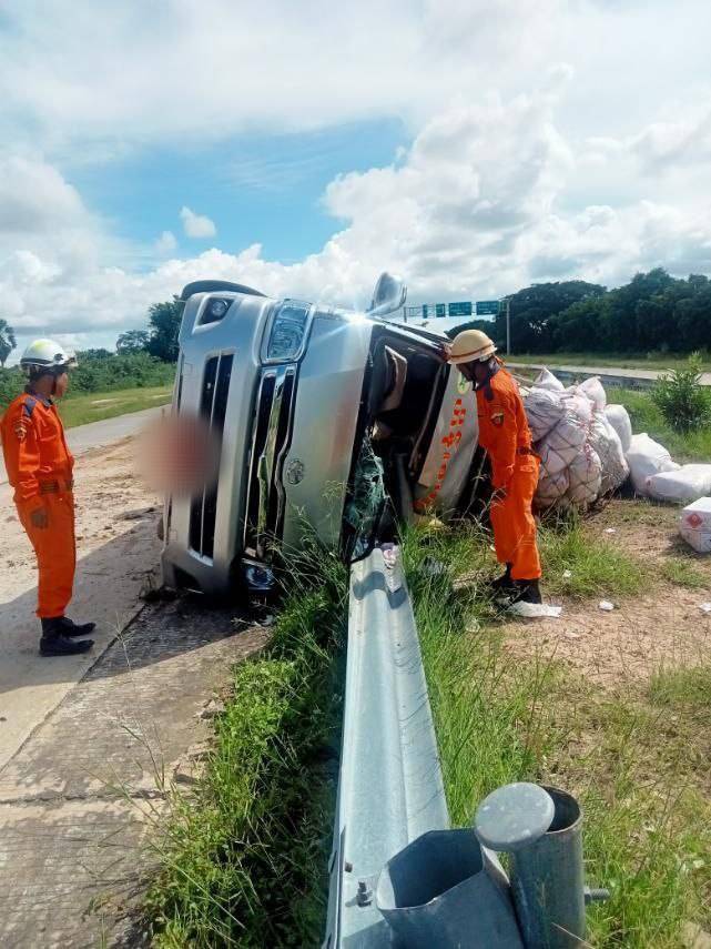 အမြန်လမ်းမှာ ခရီးသည်တင်ယာဥ်တိမ်းမှောက်လို့ ၃ ဦးဒဏ်ရာရ