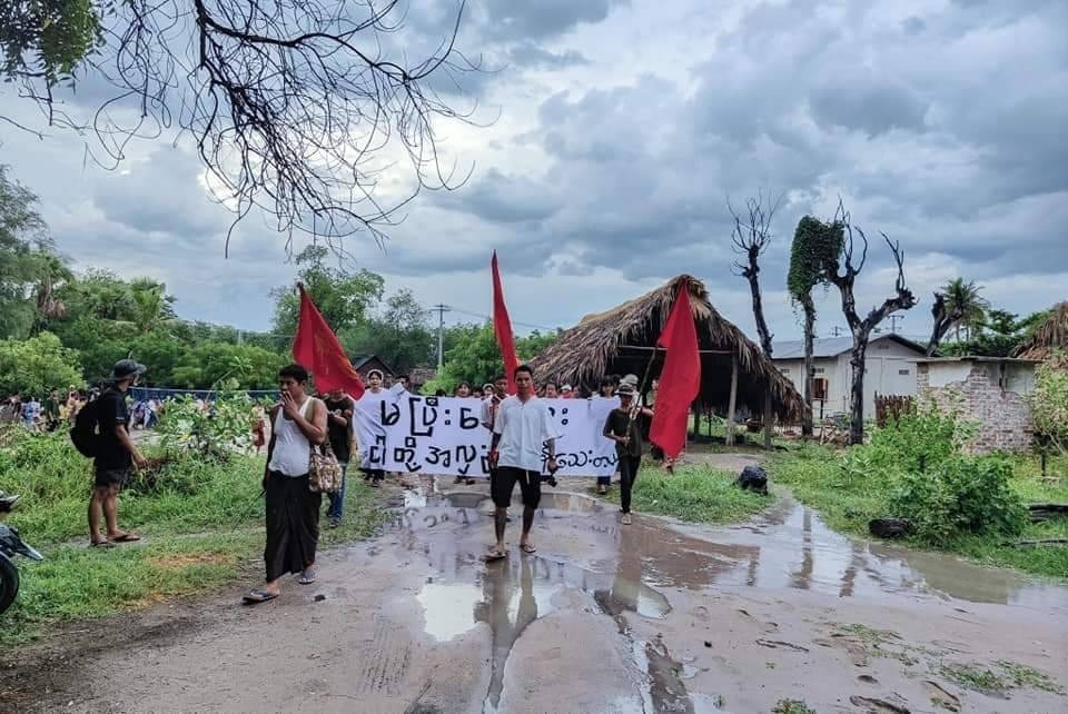 အင်အားရာကျော်ပါတဲ့ မိုးရေထဲက လူထုသပိတ် (Photo News)