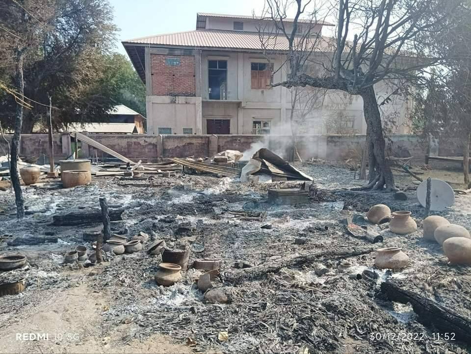 မြိုင်နယ်က ရွာ ၃ ရွာကို စစ်အုပ်စု မီးရှို့လို့ အိမ်ခြေ ၁၃၀ ကျော် မီးလောင်ပျက်စီး