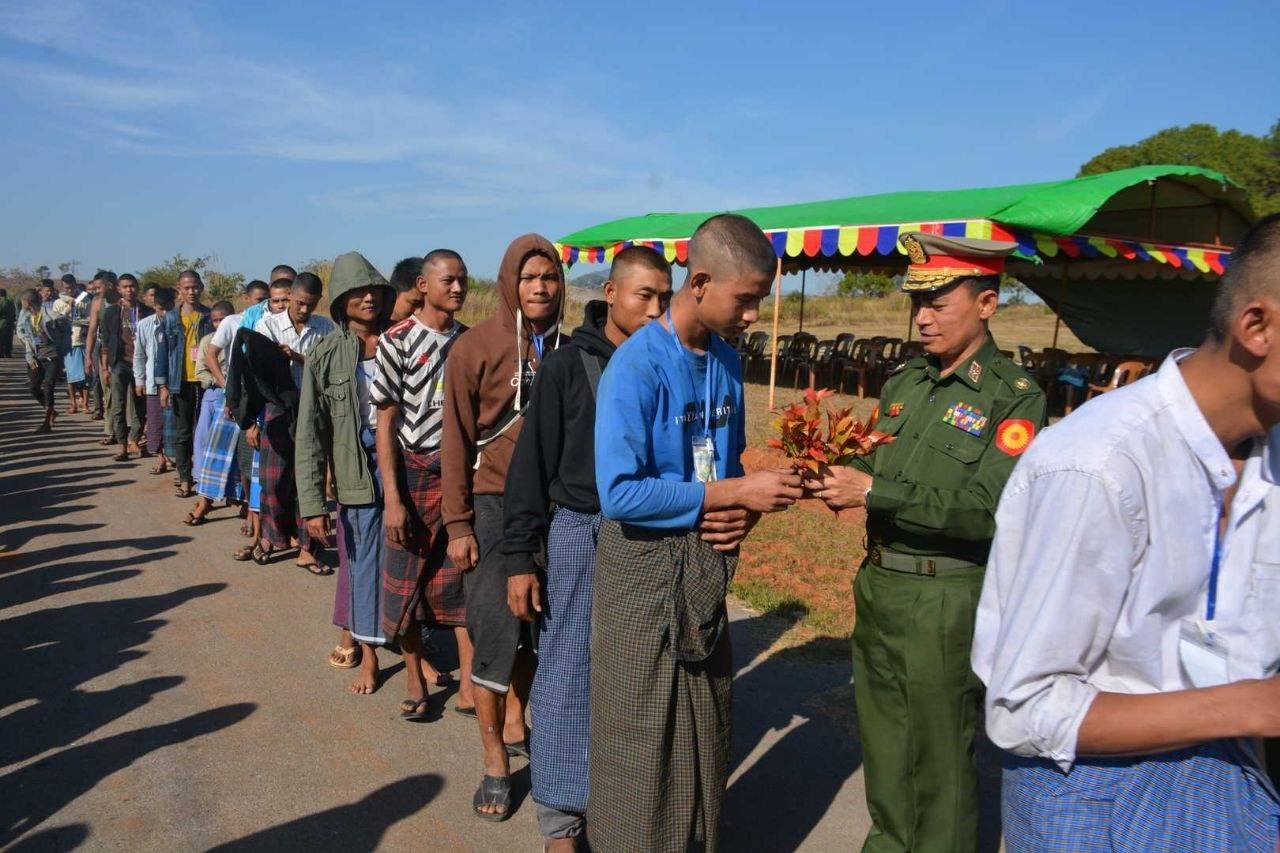 ၈ ရက်အတွင်း မုံရွာမြို့ခံရာနဲ့ချီ အဓမ္မဖမ်းဆီးခံရပြီး စစ်သင်တန်းကျောင်းတွေကို ပို့ဆောင်ခံနေရတယ်လို့ဆို