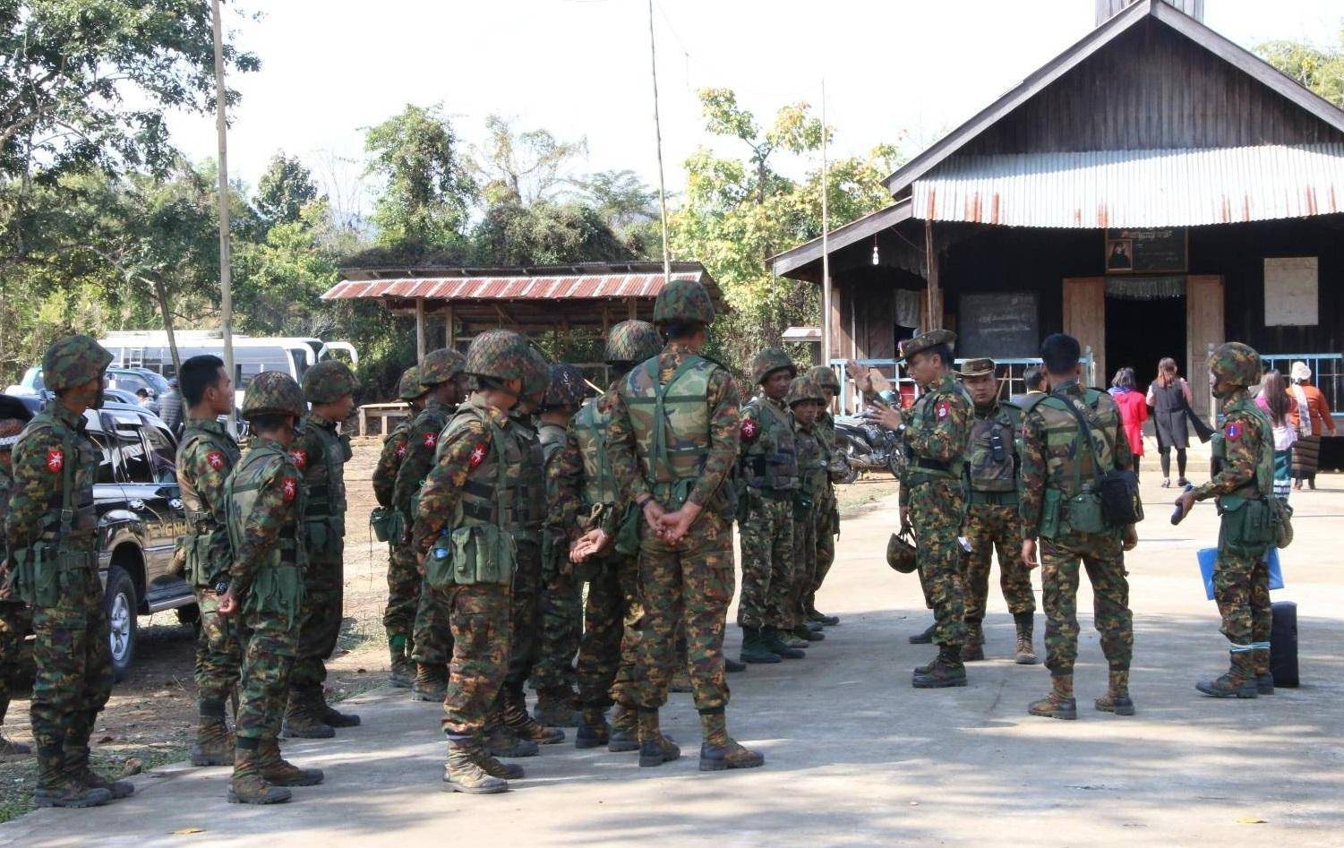 မင်းတုန်းမှာ အမျိုးသမီးတွေအပါအဝင် ပြည်သူ ၃၀ နီးပါး ပေါ်တာဆွဲခံရ