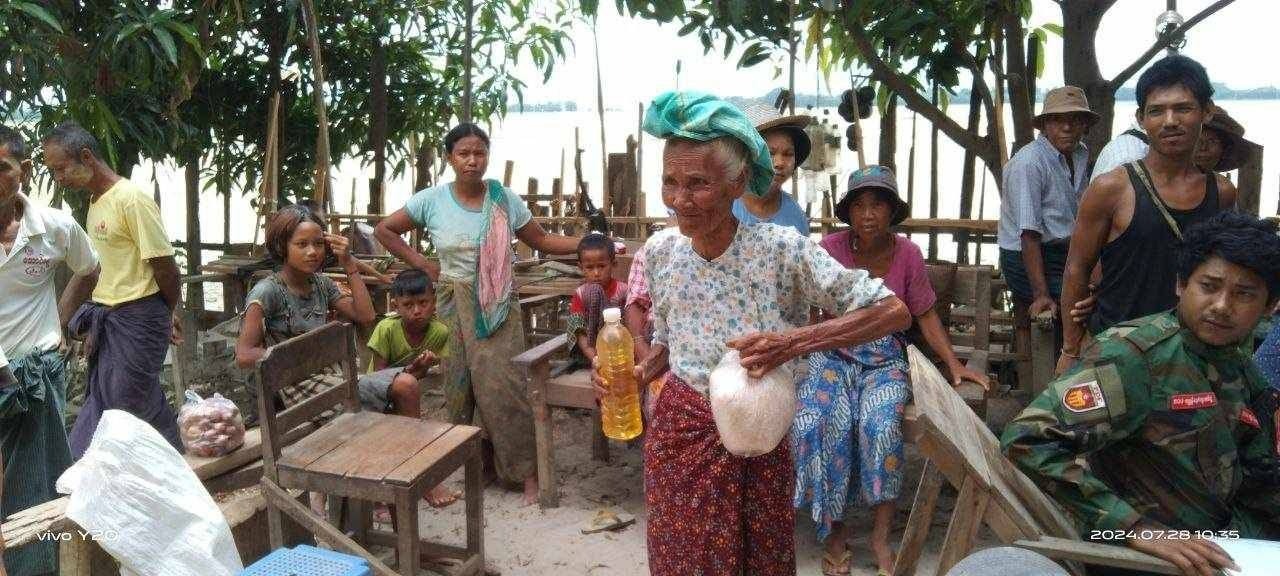 စဉ့်ကူးက စစ်ရှောင် ၁၅၀ ကျော်ကို ရွှေဘိုမြို့နယ်လွတ်လပ်သောထောက်ပို့ရေးအဖွဲ့က ကူညီထောက်ပံ့မှုပေး