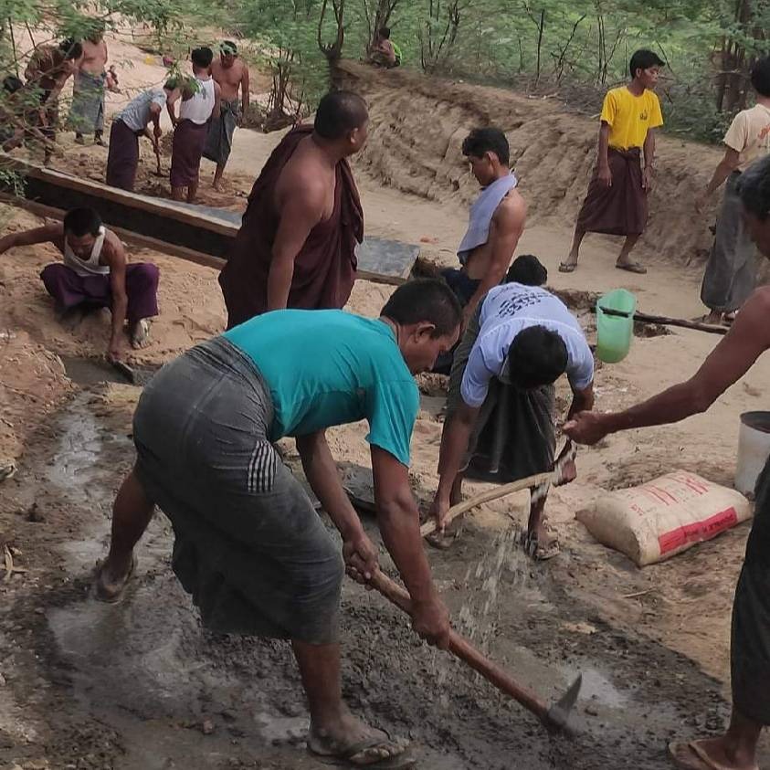 ရွာချင်းဆက်လမ်းတွေ ပျက်စီးမှုများနေလို့ ဒေသခံတွေသွားလာရခက်ခဲနေပြီး ကိုယ်ထူကိုယ်ထပြုပြင်နေရ