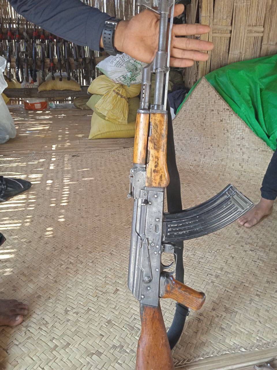 ပြည်သူတဦးရဲ့လှူဒါန်းငွေနဲ့ ချောက်ပြောက်ကျားတပ်ဖွဲ့က AK 47 တလက်ဝယ်နိုင်ခဲ့