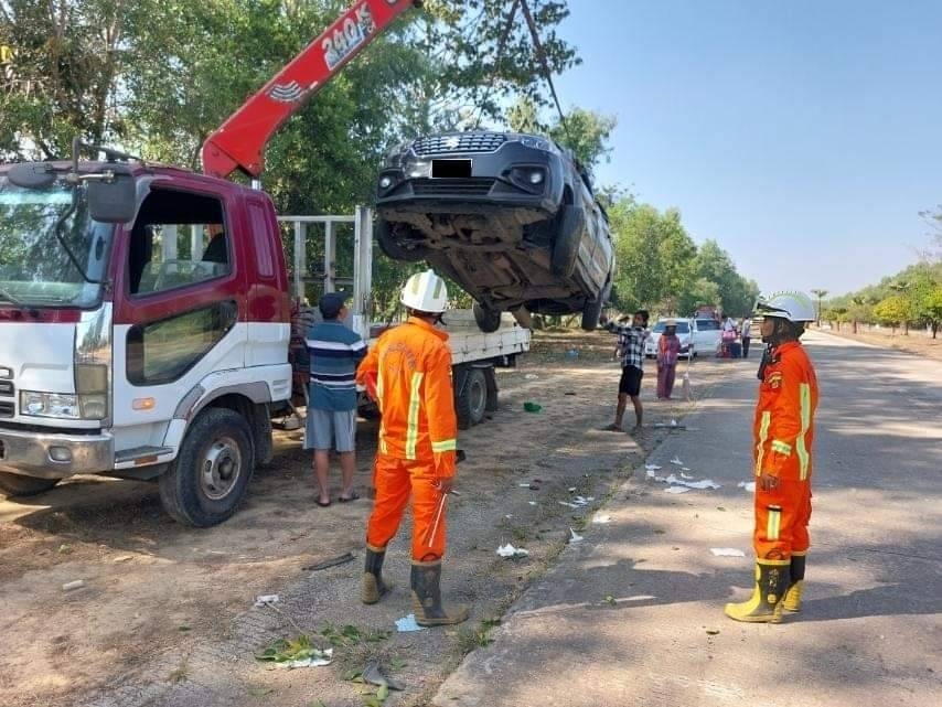 အမြန်လမ်းမှာ အိမ်စီးကား နောက်ဘီးပွင့်ပြီးမှောက်လို့ ကလေး ၂ ဦးအပါ ၆ ဦးဒဏ်ရာရ