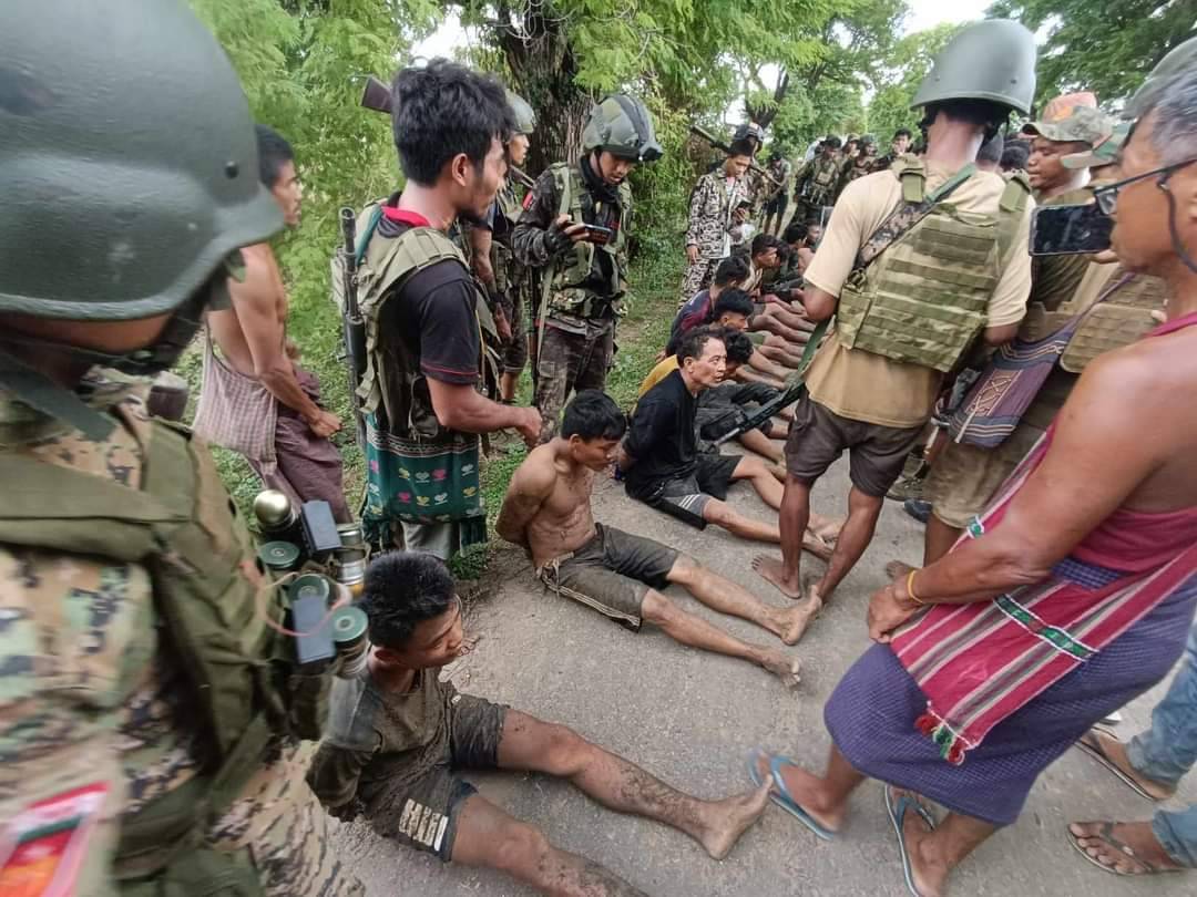 စစ်ကောင်စီစစ်ကြောင်း ကြားဖြတ်တိုက်ခံရလို့ ၄၀ခန့် သေပြီး ၅၀ နီးပါး လက်နက်ချအညံ့ခံ