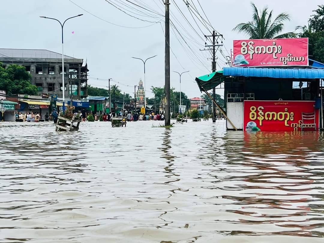 ပဲခူးရေကြီးမှု အိမ်ခေါင်မိုးအထိနစ်မြုပ်နေပြီး ရေဘေးသင့်ပြည်သူ သောင်းချီအထိမြင့်တက်