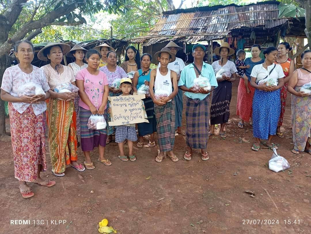 ပြည်သူမှပြည်သူသို့အဖွဲ့က စစ်ရှောင်မိသားစုတွေကို စားနပ်ရိက္ခာတချို့ ထောက်ပံ့