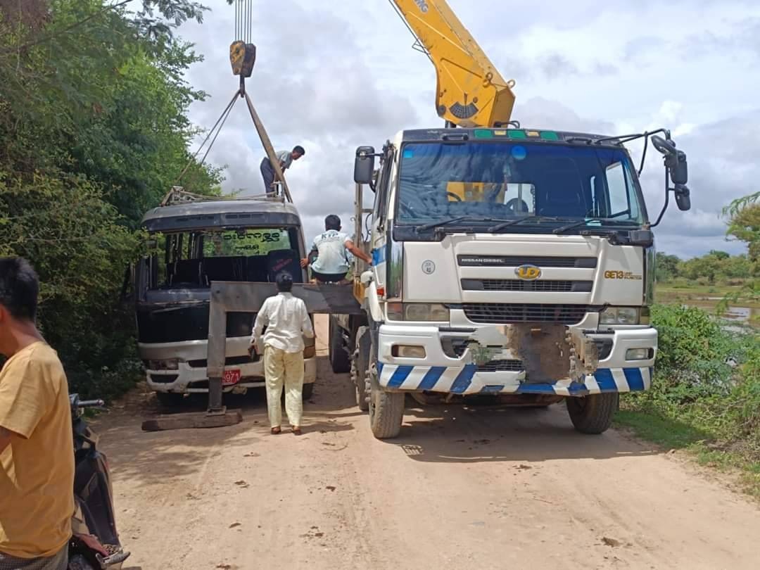 စစ်တပ်အဓမ္မယူလာတဲ့ ဘတ်စ်ကားကို တိုက်ပွဲအတွင်း သိမ်းမိပြီးနောက် ပိုင်ရှင်ထံပြန်ပေး