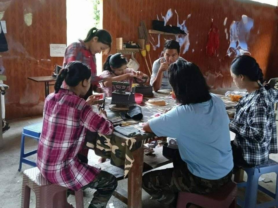 တပ်ဖွဲ့ယူနီဖောင်းကိုယ်တိုင်ချုပ်နိုင်ဖို့ ABSDF Column - 3 တပ်ဖွဲ့ဝင်တွေ စက်ချုပ်ပညာသင်ယူနေ