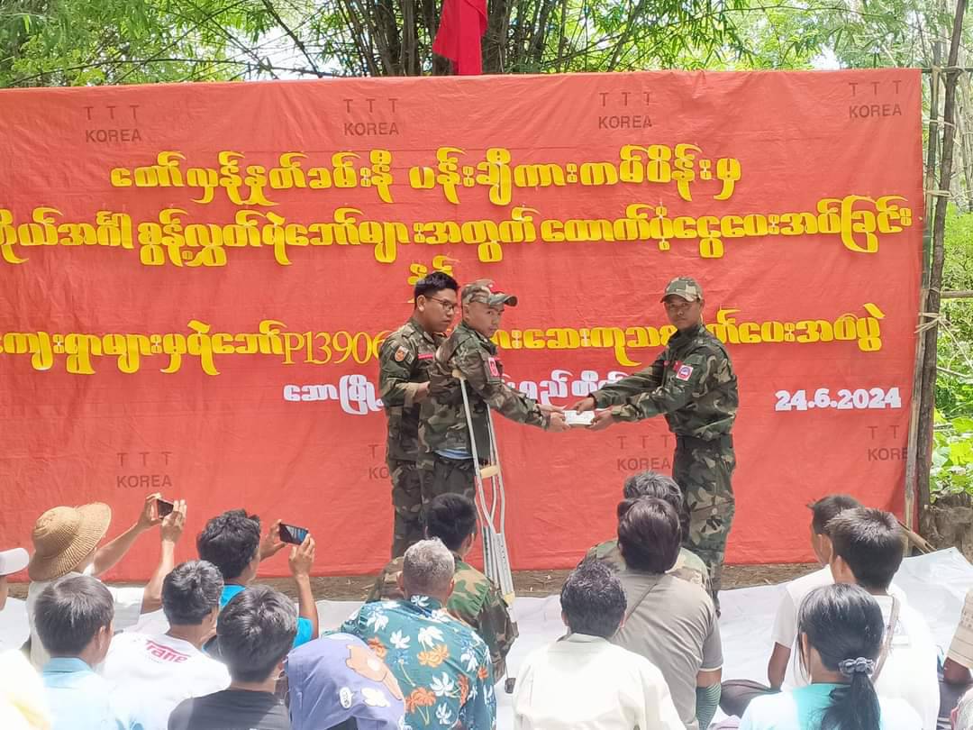 ကိုယ်လက်အင်္ဂါထိခိုက်ဆုံးရှုံးခဲ့တဲ့ PDF ရဲဘော် ၃ ဦးကို ထောက်ပံ့ငွေချီးမြှင့်