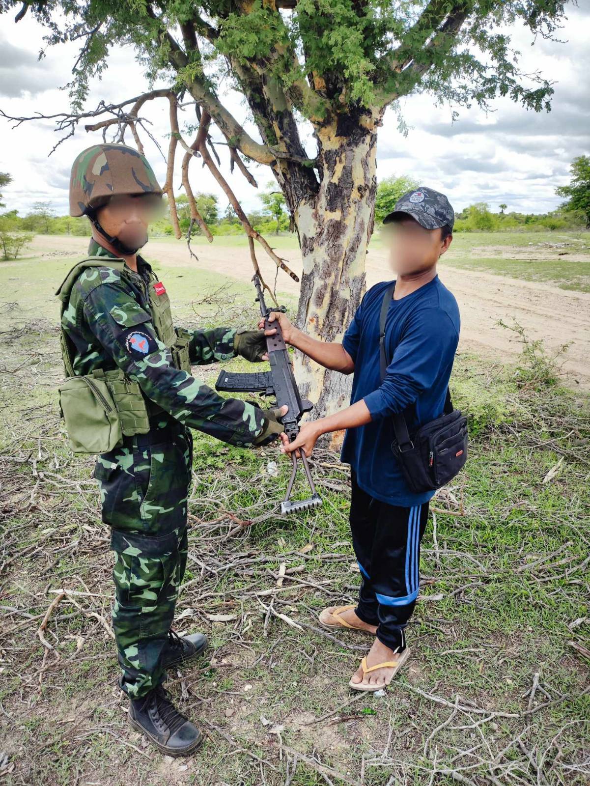 စစ်မှုထမ်းဥပဒေနဲ့ဖမ်းဆီးခံရပြီး တပ်မ ၁၀၁ မှာ စစ်မှုထမ်းနေရသူတဦး လက်နက်၊ ခဲယမ်းတွေ ခိုးယူပြီး အလင်းဝင်လာ