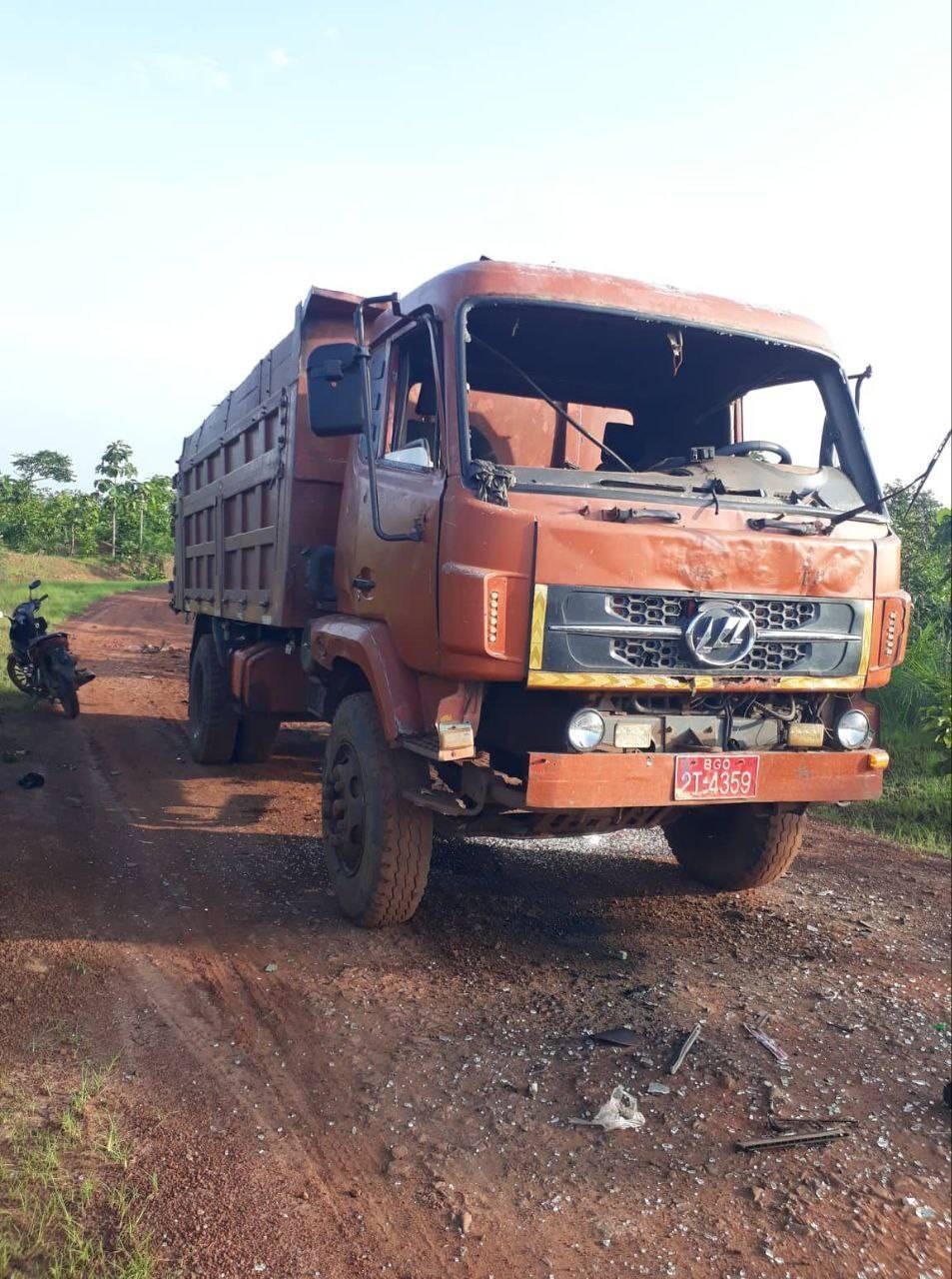 ပဲခူးရိုးထဲကနေ တရားမဝင်ကျွန်းသစ်ခိုးထုတ်လာတဲ့ကားကို PDF က မိုင်းခွဲ