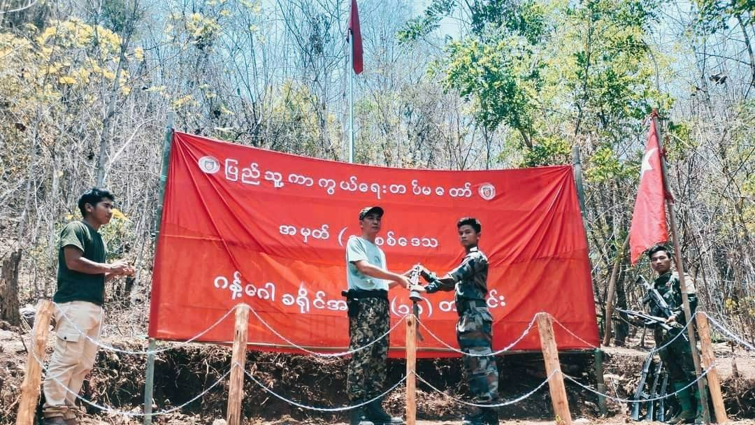 NUG ကာကွယ်ရေးဌာနက ဂန့်ဂေါခရိုင်PDF အမှတ် ၁၃ တပ်ရင်းကို လက်နက်တချို့တပ်ဆင်ပေး