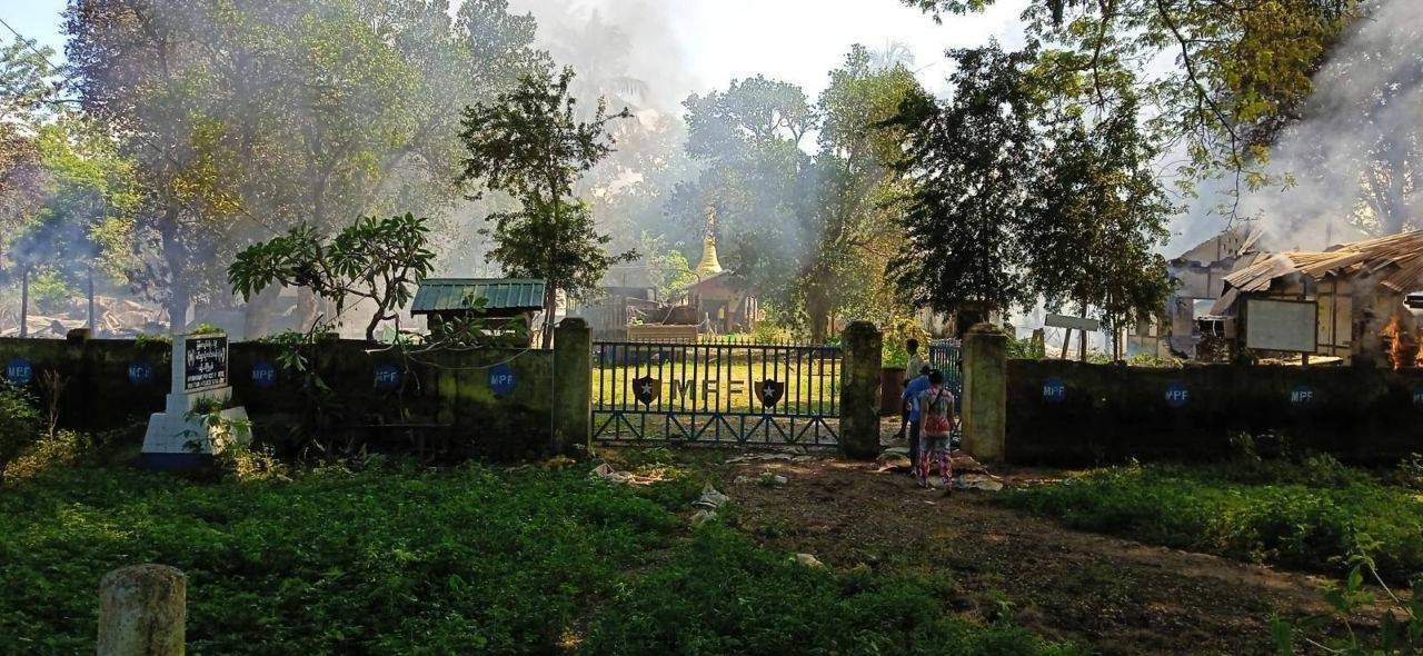 ဂန့်ဂေါမြို့နယ် မင်းရွာရဲစခန်းကို PDF တွေ သိမ်းပိုက်မီးရှို့၊ ဒေသခံ ၂ ဦး လက်နက်ကြီးထိမှန်သေဆုံး