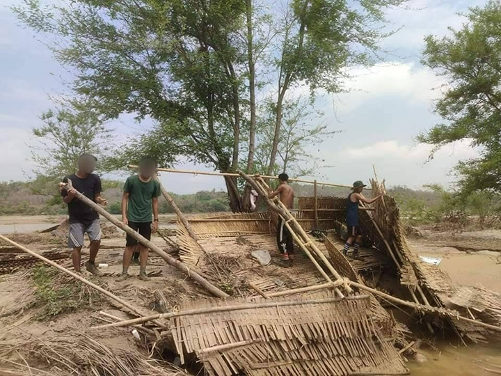 မီးဘေးရှောင်ရင်း ရေဘေးကြုံနေရတဲ့ ပြည်သူနေအိမ်တွေကို PDFက ကူညီရှင်းလင်းပေး