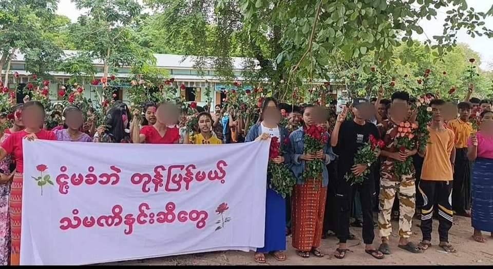 ကနီနယ်မှာ ဒေါ်အောင်ဆန်းစုကြည်မွေးနေ့ အမျိုးသမီးတွေဦးဆောင်ပြီး နှင်းဆီ ၁,၀၀၀ နဲ့ ပန်းသပိတ်ပြုလုပ်