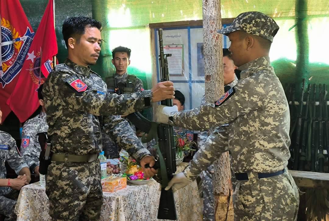 BNRAရဲ့ အပတ်စဉ် ၁ သင်တန်းဆင်းပွဲနဲ့ လက်နက်တပ်ဆင်ပွဲ ပြုလုပ်