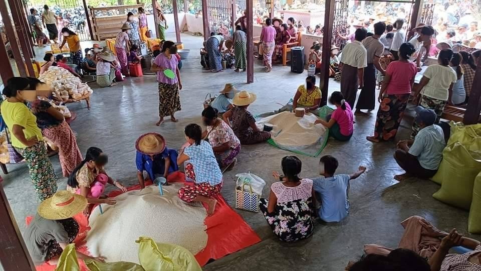 စစ်တပ်က ၃ ကြိမ်တိုင် မီးရှို့ခဲ့တဲ့ ကျေးရွာကို ရိက္ခာထောက်ပံ့