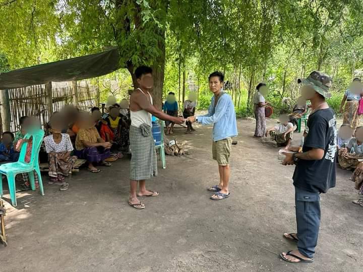 စစ်တပ်မီးရှို့ခဲ့တဲ့ကျေးရွာက အိမ်ထောင်စု ၆၀ ကျော်ကို ငွေထောက်ပံ့