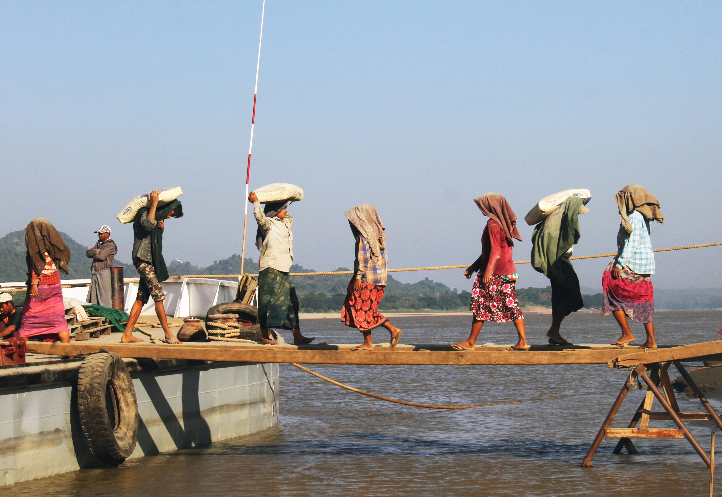 ရွှေဈေး ၅၁ သိန်းကျော်လာချိန် အခြေခံလူတန်းစား အမျိုးသမီးတွေ နေ့စားလုပ်ခ ၄၀၀၀ ကျပ်သာရပြီး စားဝတ်နေရေးပိုကျပ်တည်းလာ