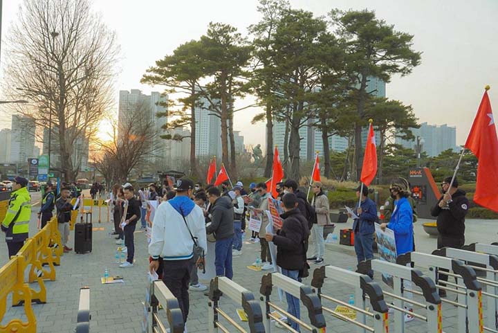 ကိုရီယားမှာ အညာသားတွေနဲ့ တိုင်းရင်းသားပေါင်းစုံက စစ်အာဏာရှင်ဆန့်ကျင်ဆန္ဒပြ