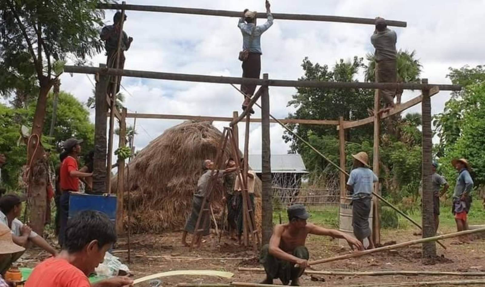 ဒီပဲယင်းမှာ နှစ်နှစ်နီးပါးအထိ နေရပ်မပြန်နိုင်သေးတဲ့ စစ်ရှောင်တွေကို ထန်းသားနေအိမ်တွေ ဆောက်လုပ်ပေး