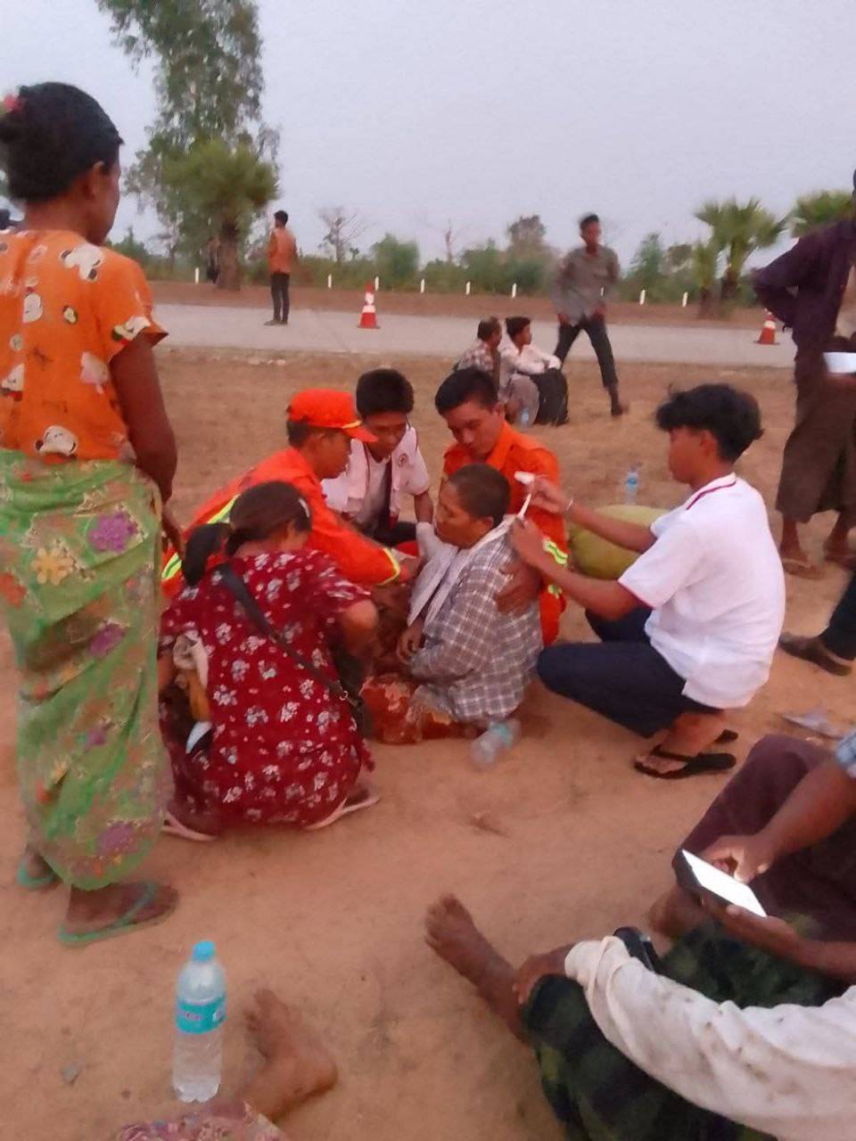 အမြန်လမ်းမှာ ခရီးသည်တင်ယာဥ်တိမ်းမှောက်လို့ ၁၀ ဦးဒဏ်ရာရ