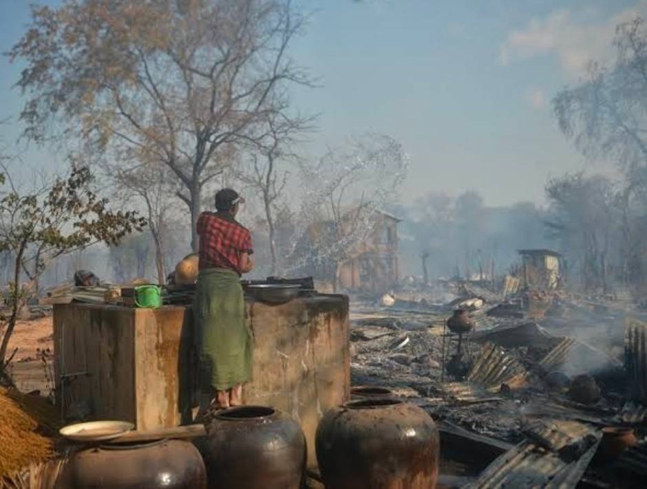 ရထားလမ်းဘေးမှာရှိတဲ့ ထန်းကြီးရွာက နေအိမ်တွေကို စစ်တပ်က မီးရှို့