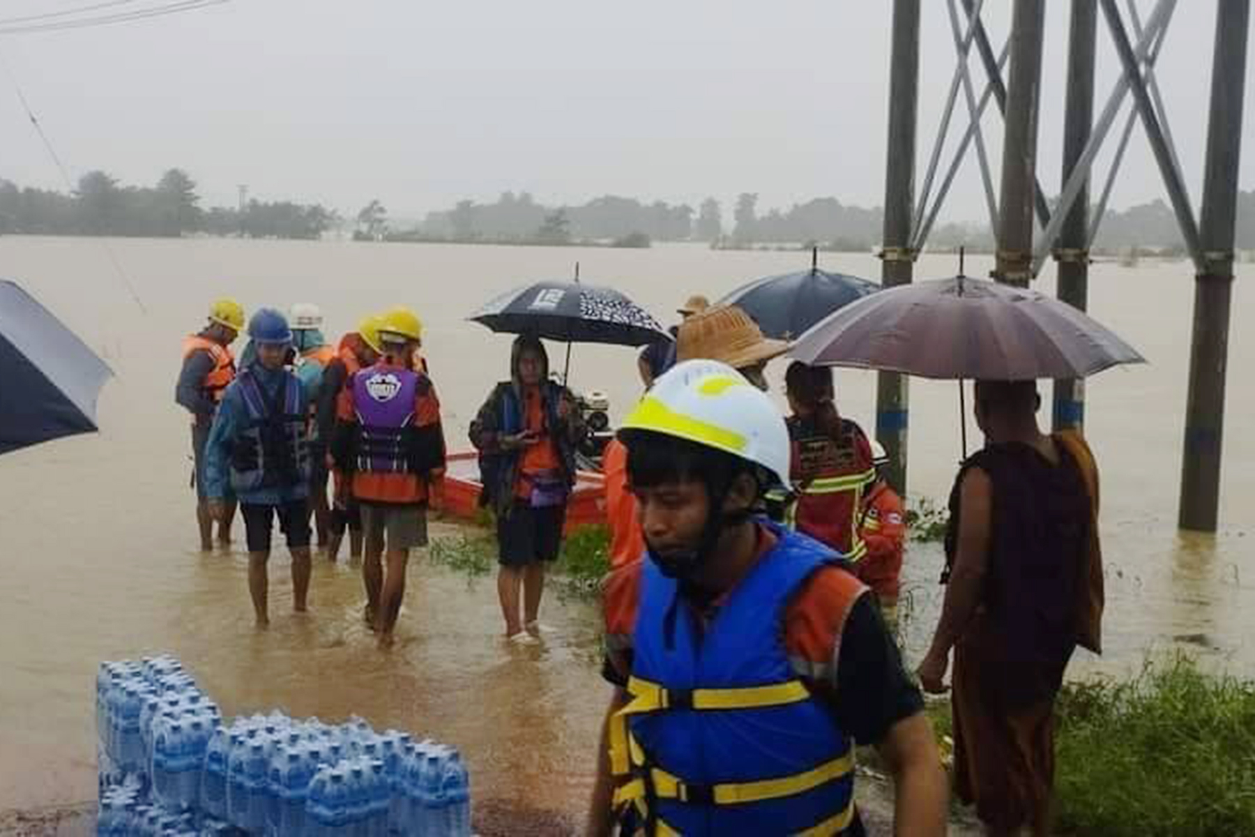 ရေကြီးနေတဲ့ ပဲခူးမှာ လူငယ်တဦးဓါတ်လိုက်သေဆုံးပြီး ကယ်ဆယ်ရေးစက်လှေ၂စီးတိမ်းမှောက်