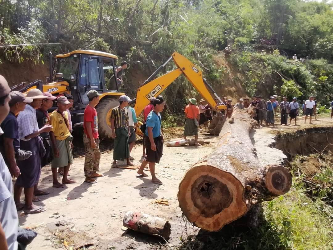 မိုးများပြီးပျက်စီးခဲ့တဲ့ ကျောက်ထု-ဆော-ဆိပ်ဖြူ လမ်းပိုင်းကို ကိုယ်ထူကိုယ်ထပြုပြင် (Photo News)