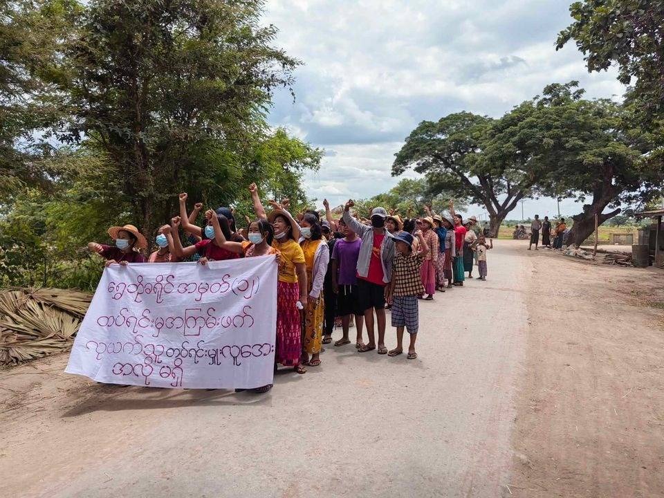 ဒီပဲယင်းမြို့နယ်မှာ ရပ်/ကျေးပကဖ စစ်ဆေးရေးဂိတ်ပိတ်သိမ်းတဲ့ PDF ကို ကျေးရွာခံတချို့ဆန္ဒပြ