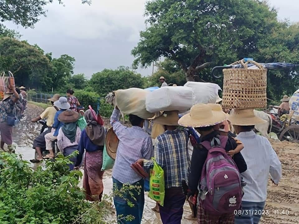 စစ်တပ်က စစ်ကြောင်းထိုးလို့ ခင်ဦး ဒေသခံ ၈၀၀၀ ခန့် မိုးရေထဲ တိမ်းရှောင်နေရ