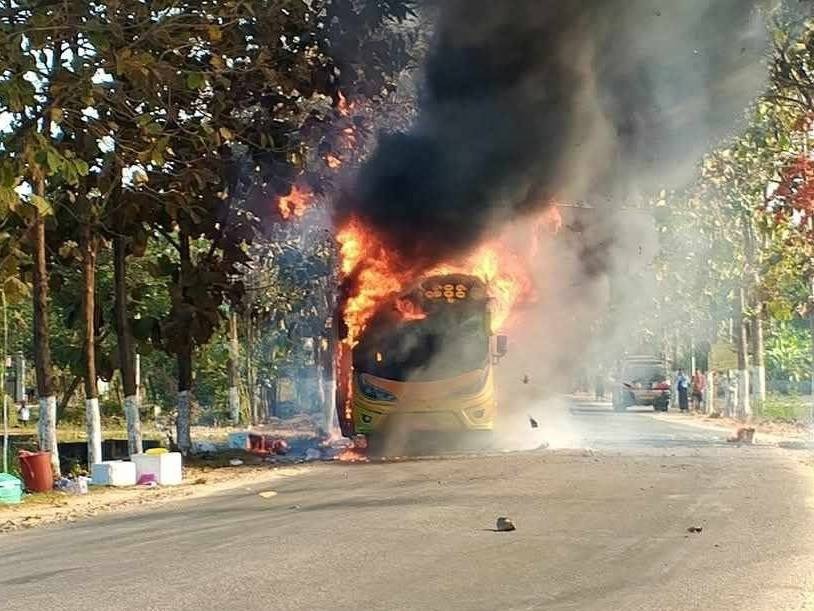 ပြည်မြို့ရှောင်လမ်းမှာ ခရီးသည်ကား ၁ စီး မီးလောင်