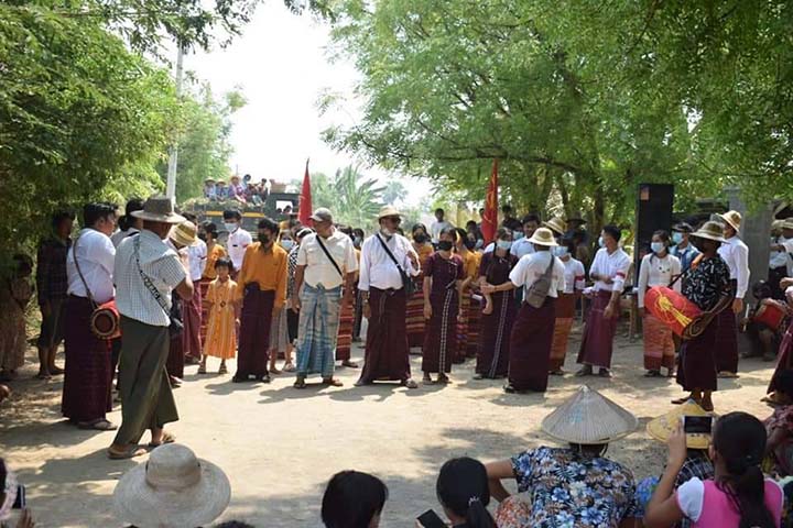 စစ်အာဏာရှင်ကို ဆန္ဒပြရင်း တော်လှန်သံချပ်တွေနဲ့ ပြည်သူကိုဖျော်ဖြေ (Photo News)