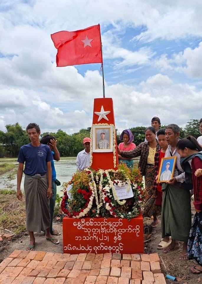 ရှမ်း-မန်း စစ်ဆင်းရေးတွင် ကျဆုံးသွားသော ရဲဘော်ကို ဈာပနအခမ်းအနားလုပ် (Photo News)