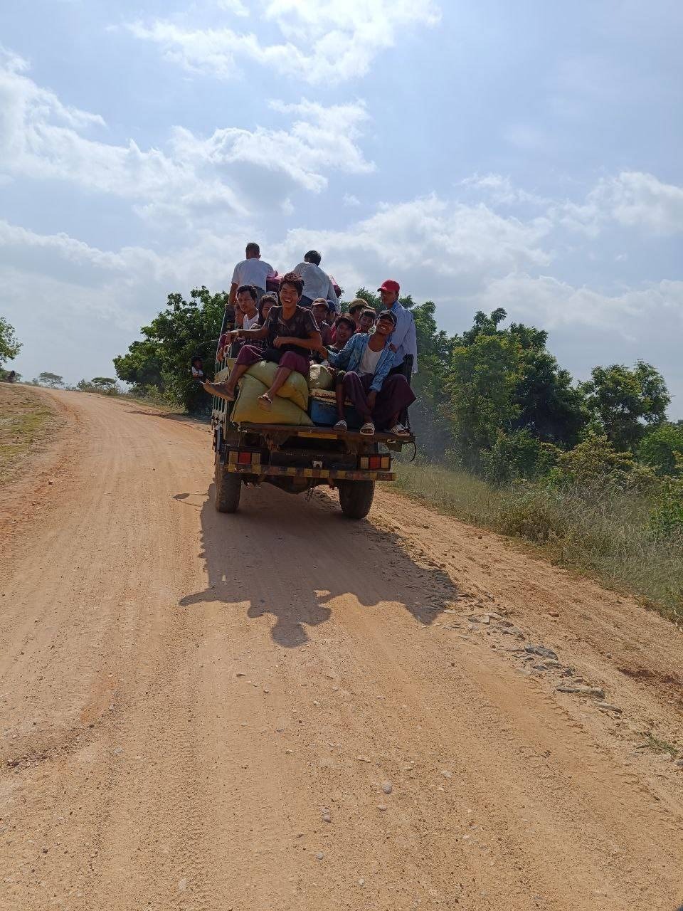 စစ်တပ်က စစ်ကြောင်းထိုးလို့ ဝက်လက်မြို့နယ်က ဒေသခံ ၅,၀၀၀ ကျော်ထွက်ပြေးနေရ