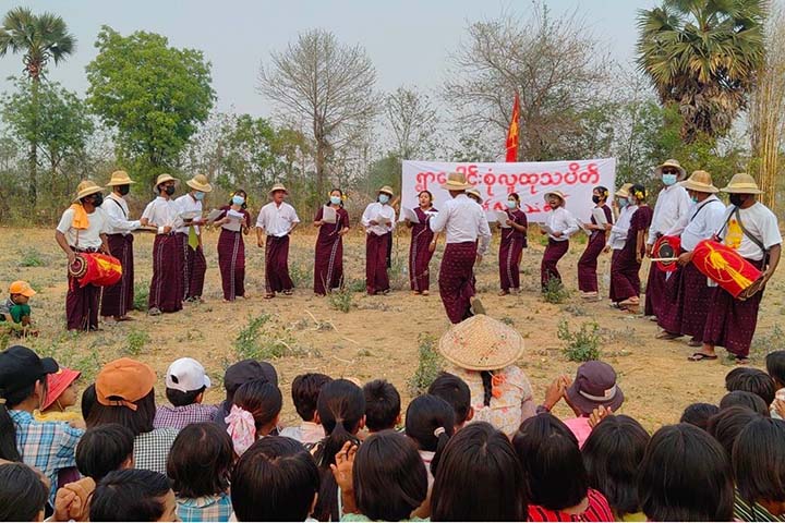 ပဇီကြီးရွာကိုလှူဖို့ တော်လှန်သံချပ်တွေနဲ့ လိုက်လံဖျော်ဖြေနေ