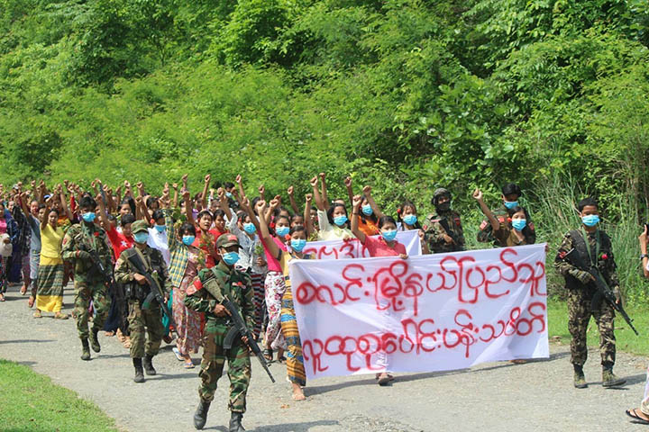 စလင်းမှာ PDF ရဲဘော်တွေ လုံခြုံရေးယူပြီး လူထုစုပေါင်း ပန်းသပိတ် ပြုလုပ်