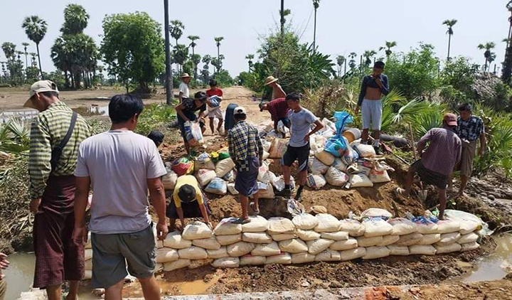 ပုလဲနယ်မှာ မုန်တိုင်းကြောင့် ပျက်စီးသွားတဲ့လမ်းတံတားတွေကို တော်လှန်ရေးအဖွဲ့တွေ ပူးပေါင်းပြုပြင်